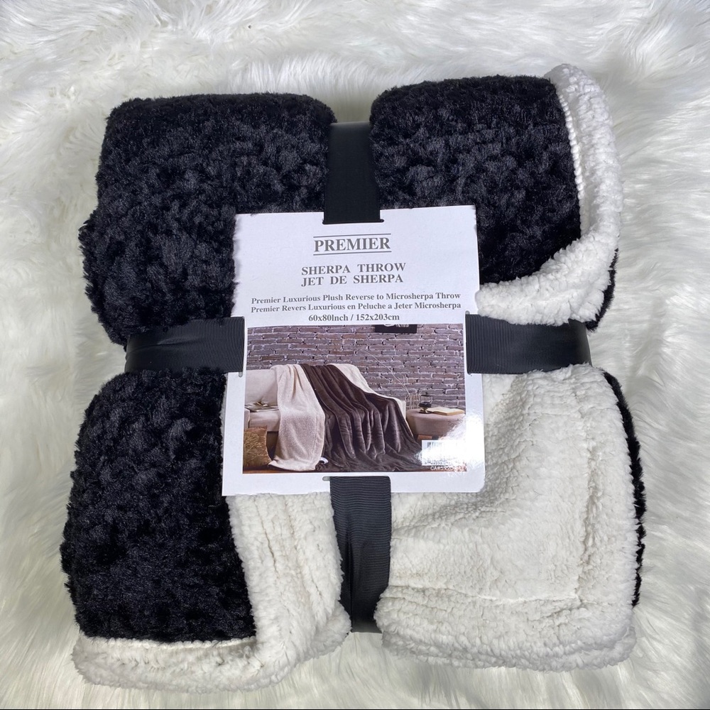 ⭐️SALE⭐️Black Micromink Sherpa Throw - Picture 1 of 3